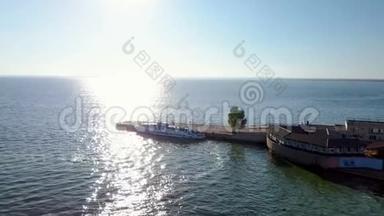 Kuybyshev<strong>水库</strong>码头附近的一艘停泊的游船，<strong>水面</strong>上的大型太阳道，鸟瞰